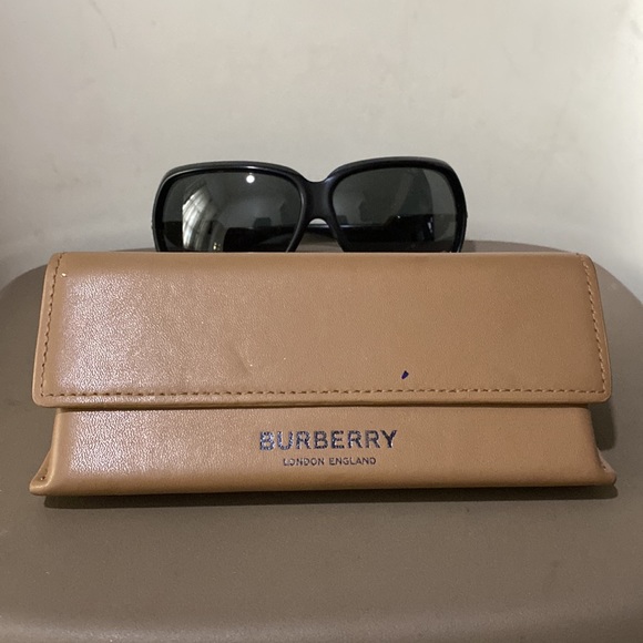 BURBERRY-AUTHENTIC WITH THE ICONIC ‘KNIGHT’ UPON THE HORSE ON LENSE - Picture 9 of 11